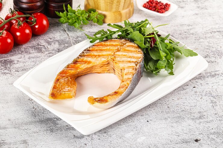 Фотография вкусный жареный лососевый стейк.