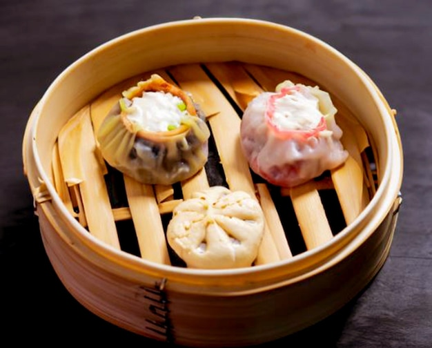 맛있는 dimsum 음식은 대나무 바구니에