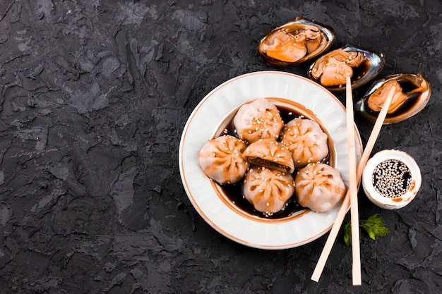 Foto gustoso piatto di dimsum e ostriche