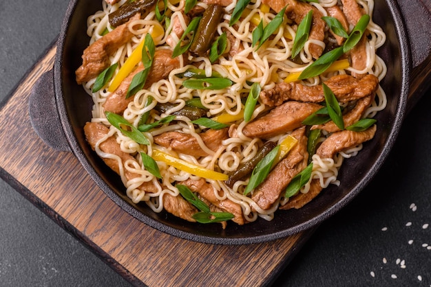 Foto gustoso piatto della cucina asiatica con spaghetti di riso pollo e salsa di soia