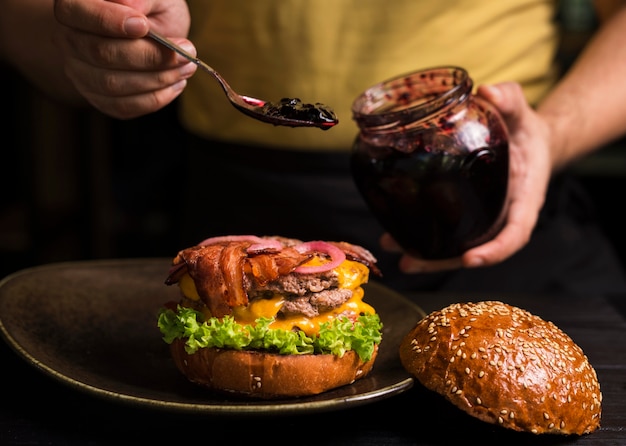 Photo tasty double cheeseburger on a plate