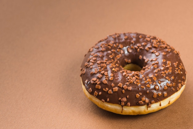 Gustosa ciambella con decorazione al cioccolato