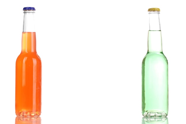 Foto bevande gustose in bottiglie isolate su bianco