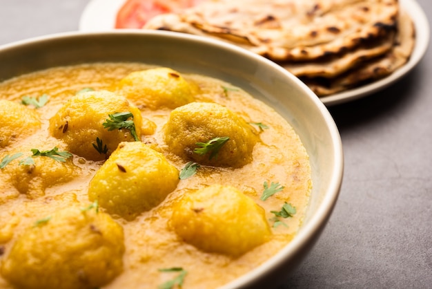 おいしいダムアルーまたは丸ごとのジャガイモのスパイシーなカレーは、インドで人気のメインコースのレシピです
