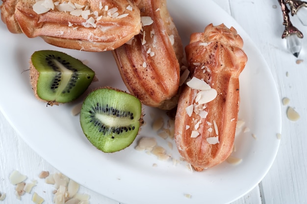 写真 テーブル上のおいしいeclairs