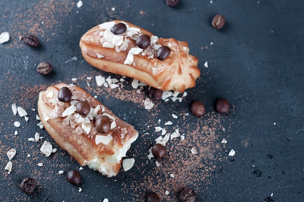 Photo tasty eclairs on table