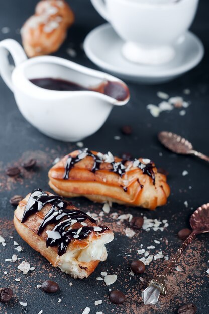 테이블에 맛있는 eclairs