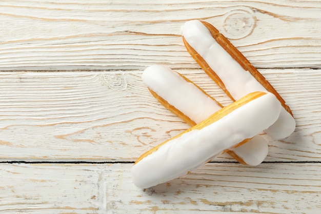 Gustosi bignè con crema pasticcera su fondo di legno