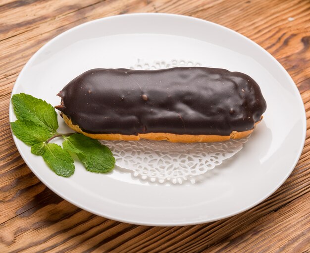 나무 테이블에 맛있는 eclairs