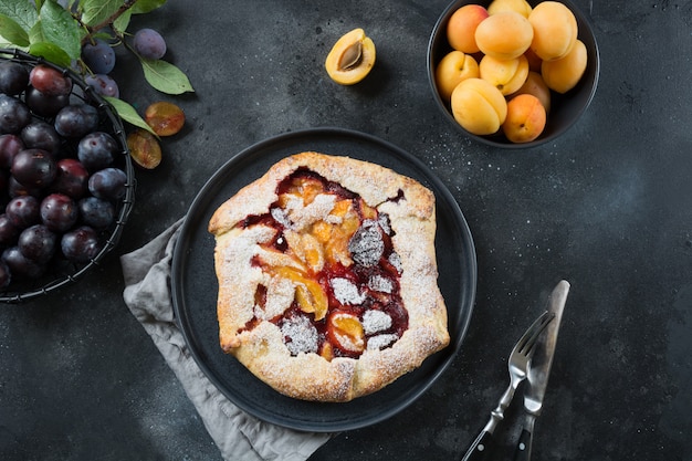 매 화와 살구 블랙 테이블에 맛 있는가 파이 galette.