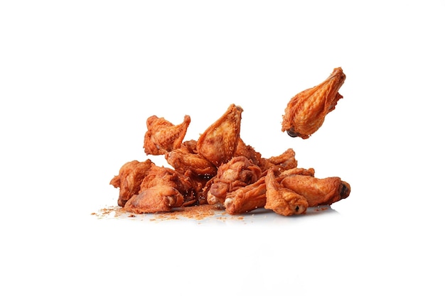 Photo tasty falling fried spicy chicken wings isolated on white background