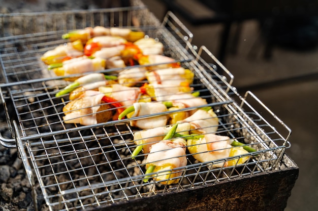 バーベキューでおいしい食べ物を食べます。美味しいグリルグルメディナー。