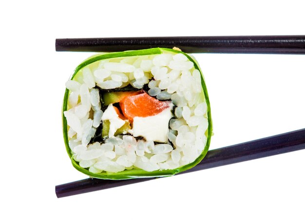 Фото Вкусная еда. суши-ролл на белом фоне