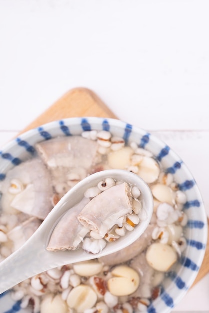 맛있는 4가지 토닉 허브 풍미 수프 흰색 목탁에 허브 돼지 내장을 넣은 대만 전통 음식은 평평한 평면도를 닫습니다