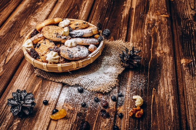 나무 테이블에 딸기와 맛있는 신선한 구운 된 쿠키