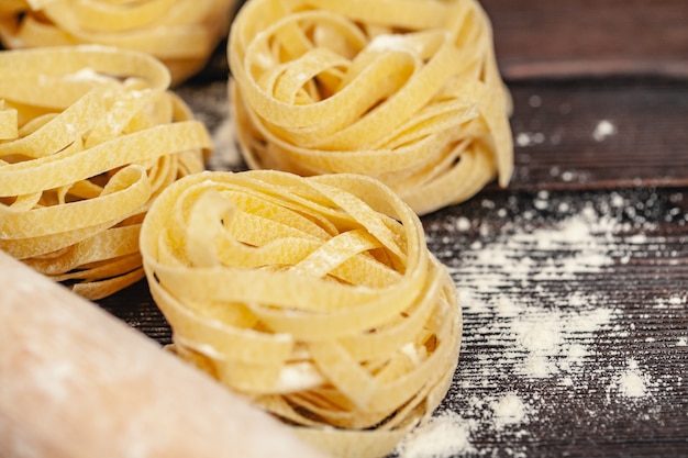 Gustosi ingredienti colorati freschi per cucinare le tagliatelle di pasta