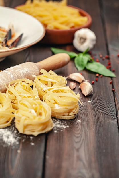 Gustosi ingredienti colorati freschi per cucinare le tagliatelle di pasta