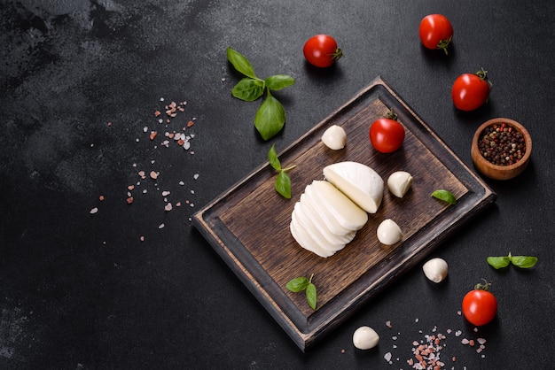 Gustosa mozzarella fresca per fare l'insalata caprese. cucina mediterranea