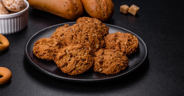 어두운 콘크리트 배경에 맛있는 신선한 귀리 쿠키 맛있는 건강에 좋은 과자