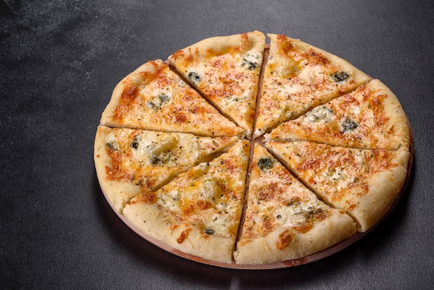 Gustosa pizza fresca al forno con pomodoro, formaggio e funghi. cucina italiana