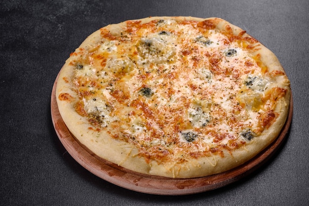 Gustosa pizza fresca al forno con pomodori e funghi