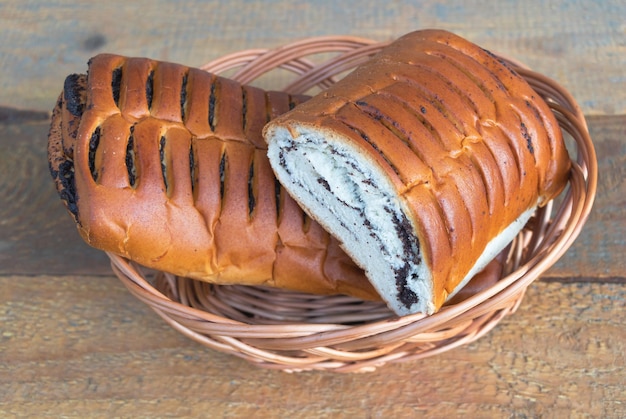 Foto gustosa e fresca torta di semi di papavero nel paniere fondo in legno