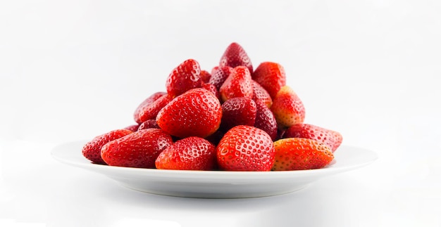 그릇과 흰색 배경에 맛있는 신선한 빨간 딸기