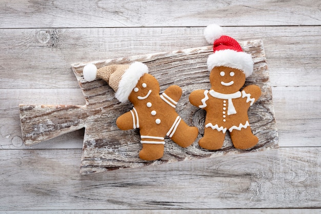 写真 木製の背景においしいジンジャーブレッドクッキーとクリスマスの装飾。