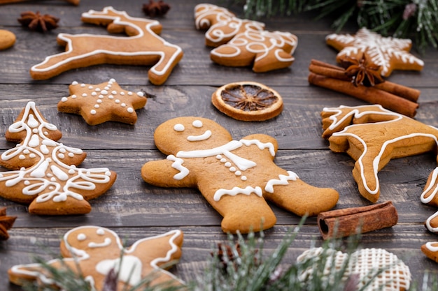 木製の背景においしいジンジャーブレッドクッキーとクリスマスの装飾。