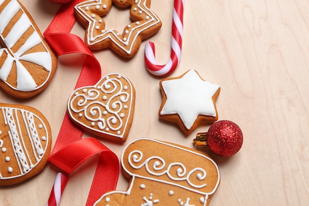 나무 배경에 맛있는 진저브레드 쿠키와 크리스마스 장식