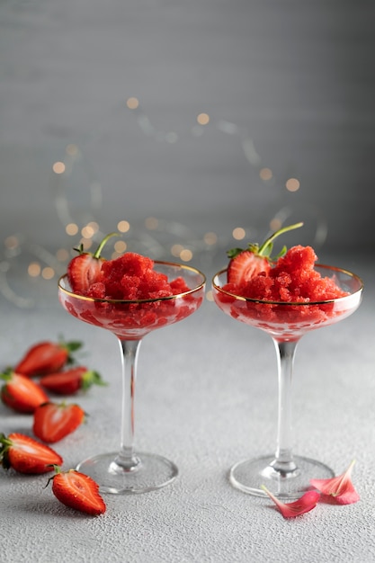 Foto gustoso dessert di granita con natura morta di fragole