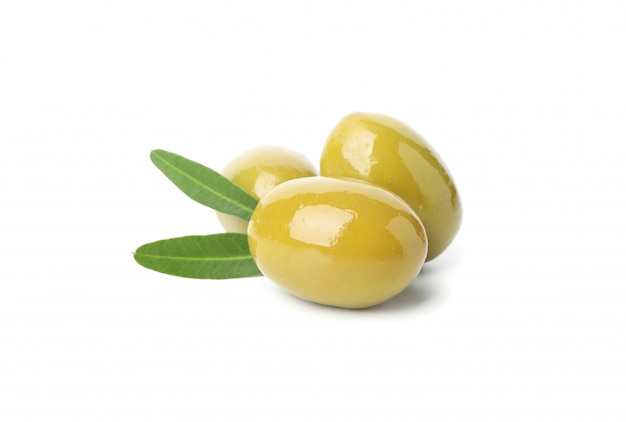 Olive verdi saporite e foglie isolate su bianco, fine su