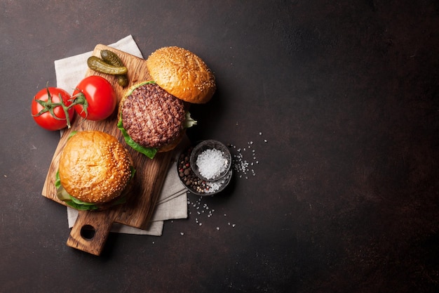 Foto gustosi hamburger fatti in casa alla griglia