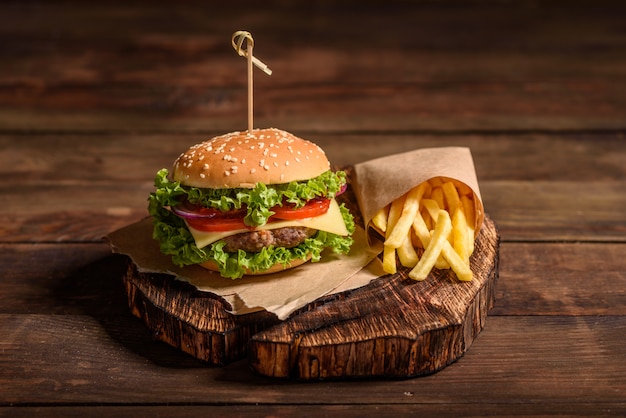 おいしい牛肉の自家製ハンバーガー