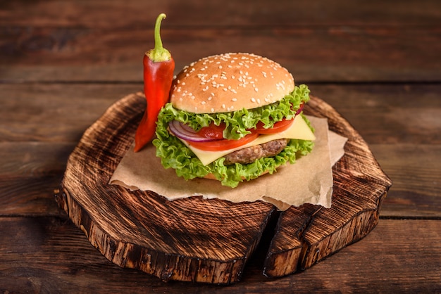 Gustoso hamburger alla griglia fatto in casa con carne di manzo