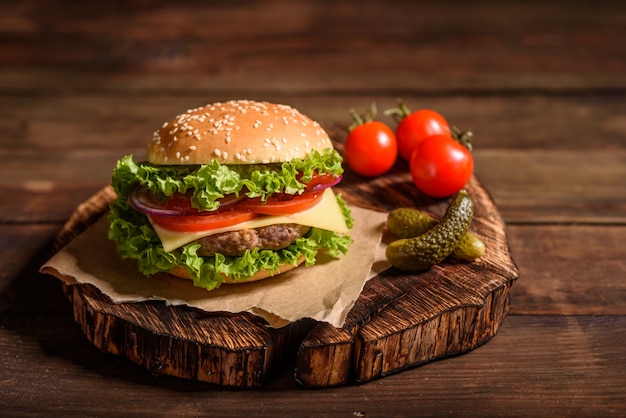 おいしい牛肉の自家製ハンバーガー