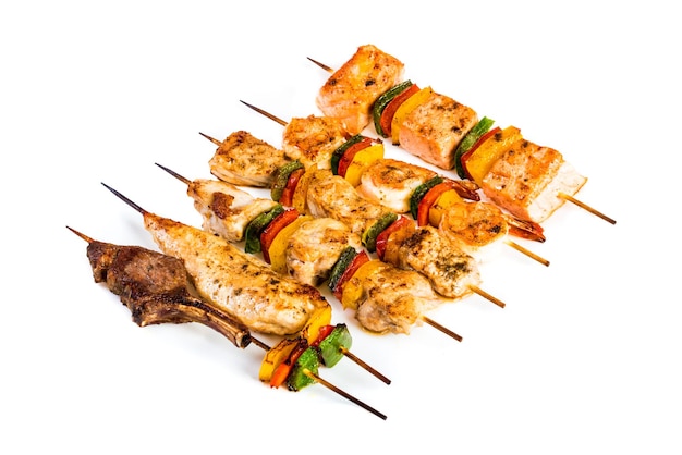 Carne alla griglia saporita su sfondo bianco, shish kebab