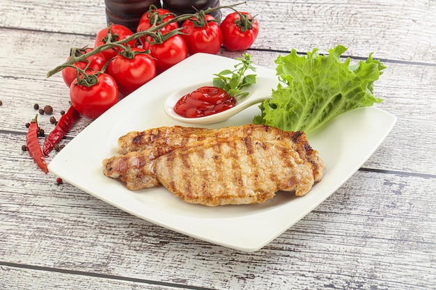 Photo tasty grilled pork steak with ketchup