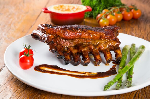 Tasty grilled ribs with vegetables