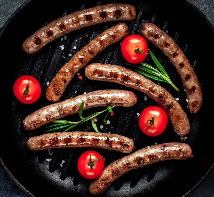 Вкусные колбаски на гриле со специями и розмарином