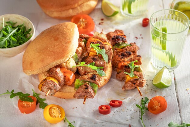 Foto un gustoso shashlik alla griglia con verdure e limonata