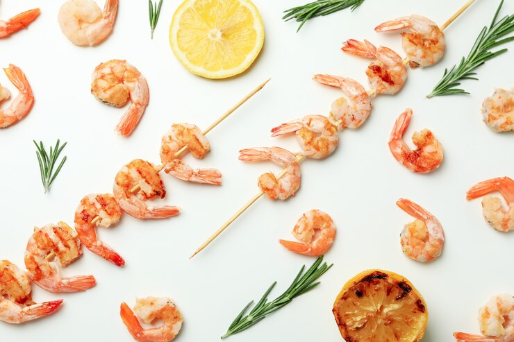Фотография вкусные креветки на гриле и ингредиенты на белом