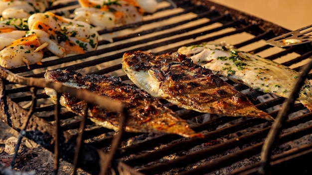 Foto gustoso dettaglio di cibo sogliola alla griglia con fumo