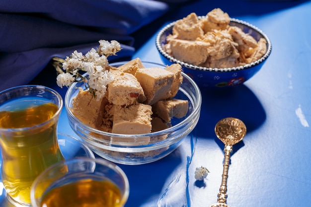 Gustosa halva con tè sul tavolo