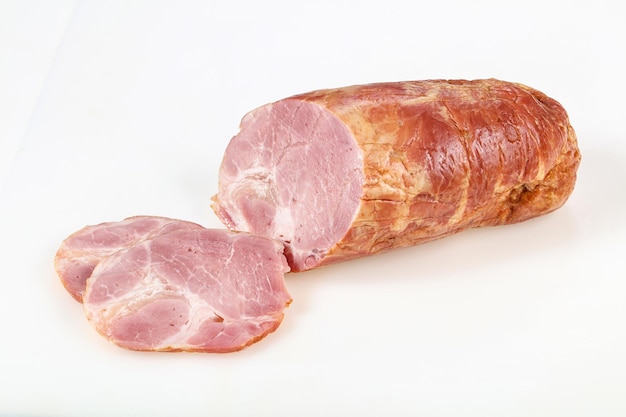 Gustoso prosciutto su sfondo bianco