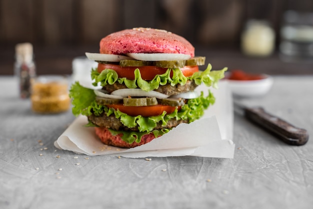 Вкусный гамбургер с мясом и овощами на темном фоне. Быстрое питание. Может использоваться как фон