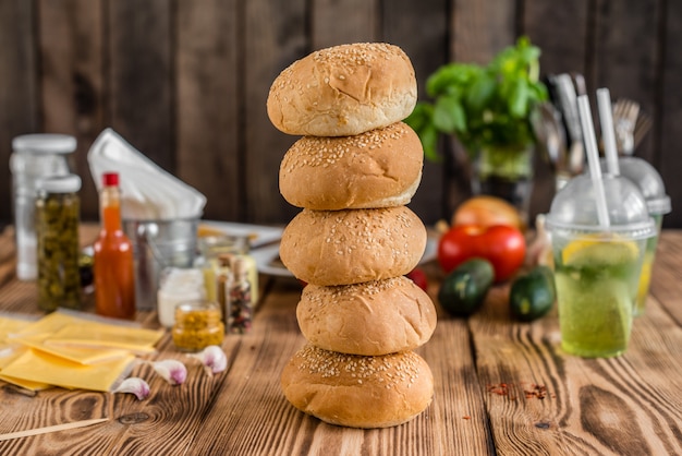 肉と野菜の暗い背景に対しておいしいハンバーガー