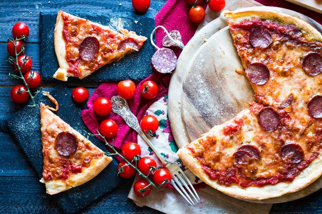 Pizza ai pomodori e peperoni fatta a mano saporita