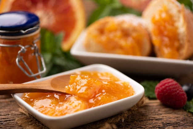 Foto gustosa marmellata di arance fatta in casa da vicino