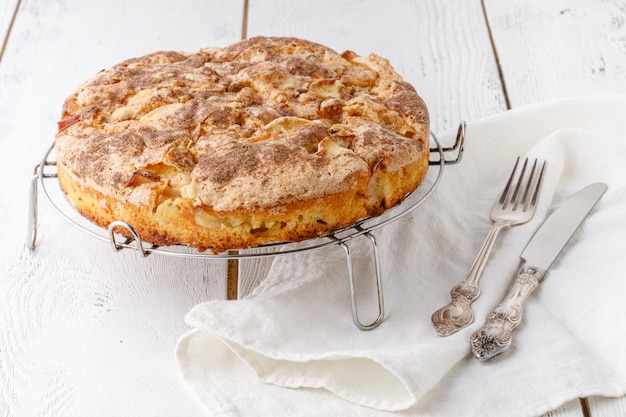 Foto gustosa torta di mele fatta in casa sul tavolo